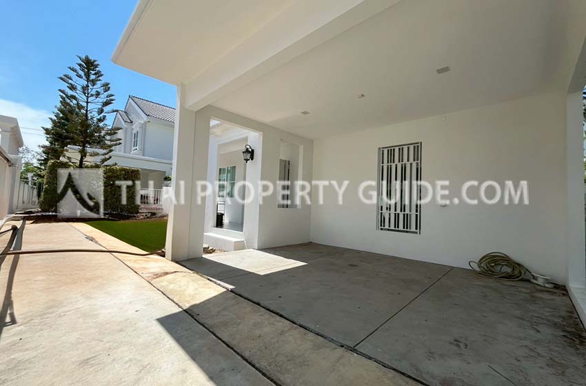 House with Shared Pool in Bangnatrad 